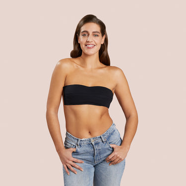 Model trägt PARSA Beauty Body Tape als unsichtbaren BH-Ersatz